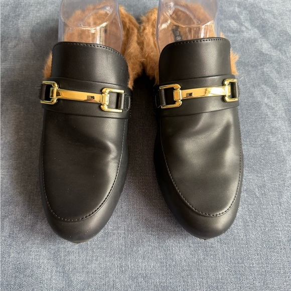 Steve Madden Womens Black Faux Fur Lined Flat Slip On Loafers SZ 9.5 Gold Chain - Picture 2 of 8